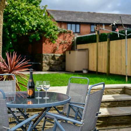 Free Parking - Heart Of The City - Superb Townhouse & Garden - Peaceful Area But Only 5Min Walk To Beach, Shops, Bars, Arena, Marina, Parks Swansea Exterior photo